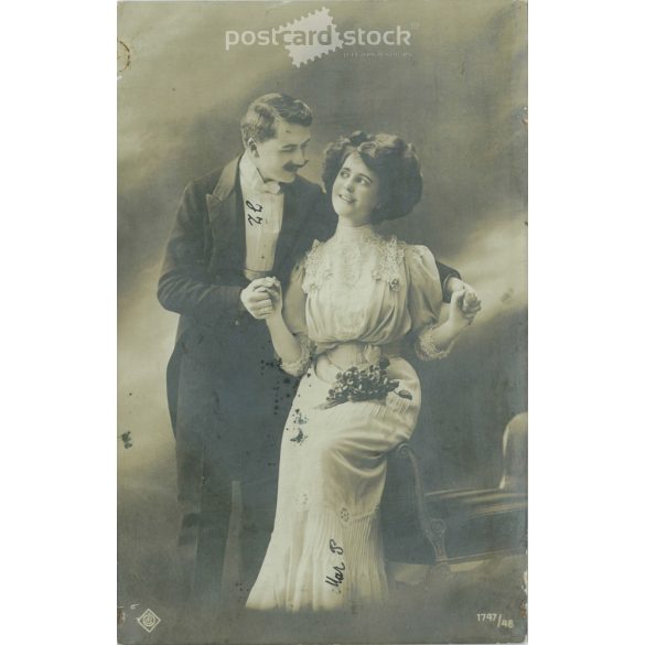 1910 – Romantic couple. Photo sheet, postcard. (2791009)