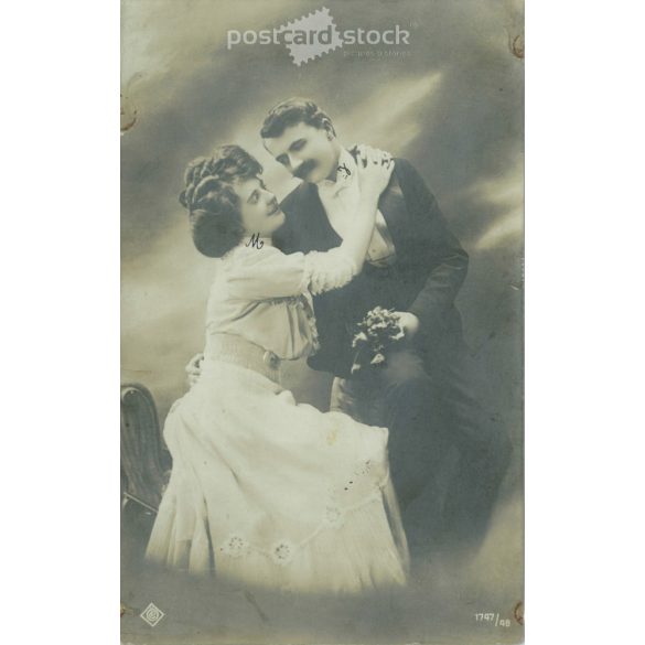 1910 – Romantic couple. Photo sheet, postcard. (2791010)