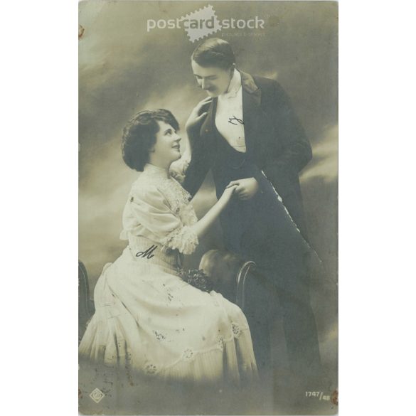 1910 – Romantic couple. Photo sheet, postcard. (2791011)