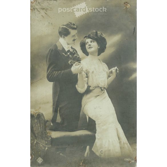 1910 – Romantic couple. Photo sheet, postcard. (2791013)