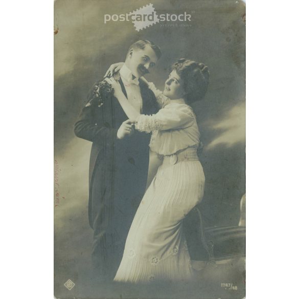 1910 – Romantic couple. Photo sheet, postcard. (2791014)