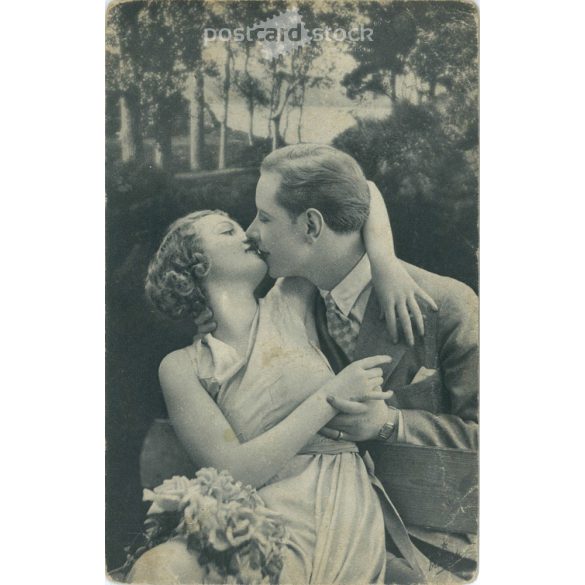 1942 – Romantic couple. Photo sheet, postcard. (2791030)