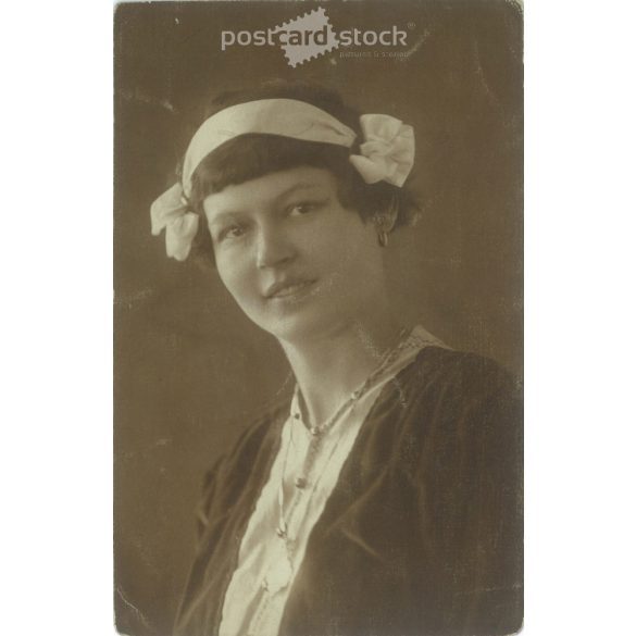 1920 – Portrait of a young woman by Rozgonyi, a modernist photographer. Photo sheet, postcard. (2791077