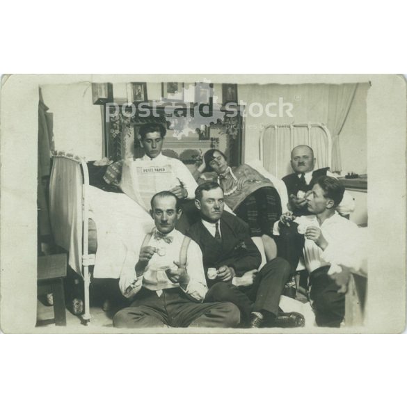 1928 – Café group of friends reading the Pest Diary. Photo sheet, postcard. (2791107)