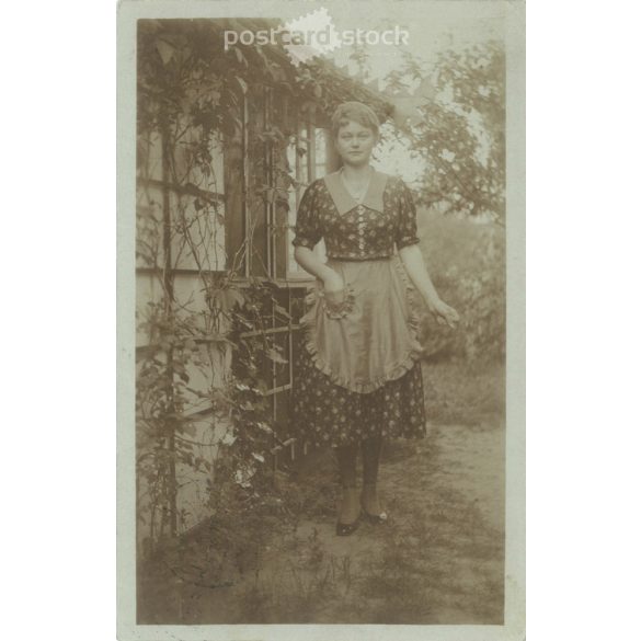 1921 – Berlin. Young lady in homemade apron in front of summer residence. Photo sheet, postcard. (2791112)