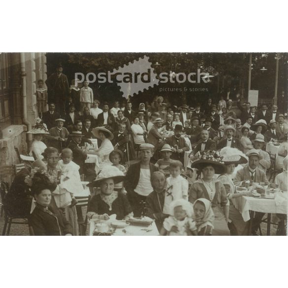 Restaurant terrace, group photo. Photo sheet, postcard. (2791150)