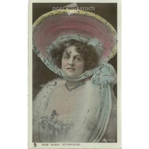 1905 – Miss Marie Studholme actress. With a plastic, mica surface.Colored photo sheet, postcard. (2791188)