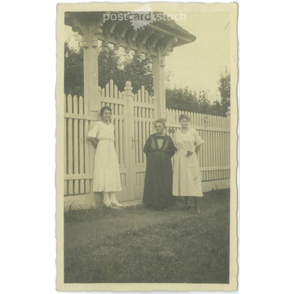 Mother with daughters. Photo sheet, postcard. (2791196)