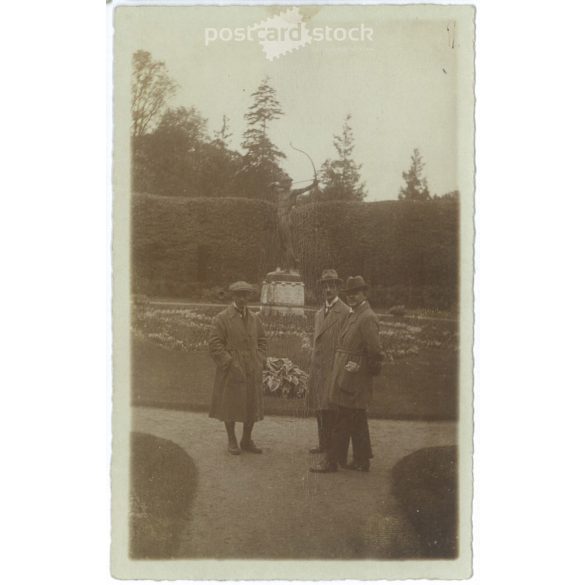 1920 – Men in a park, group photo. Photo sheet, postcard. (2791213)