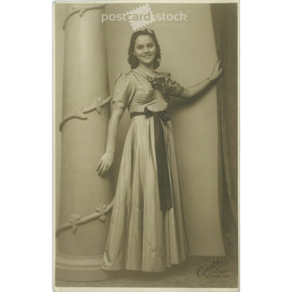 Young woman, studio shot. Kispest. Artistic photography of the photograper Csathó. Photo sheet, postcard. (2791298)