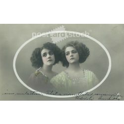   1909 – Women with special hairstyle. Colored photo sheet, poszcard. (2791350)