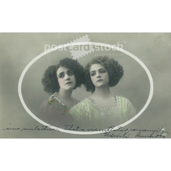 1909 – Women with special hairstyle. Colored photo sheet, poszcard. (2791350)