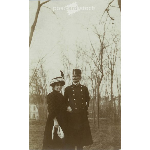 1913? – Austrian military officer with his wife. On the backside the inscription: Mama. Photo sheet, postcard. (2791374)