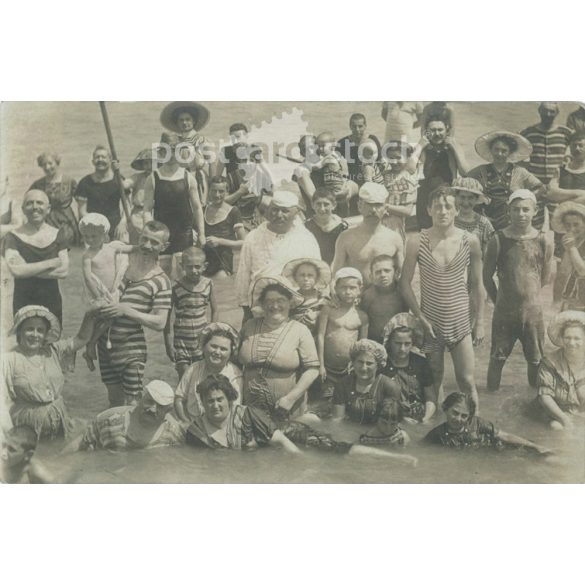 1911 – Group photo of bathers at Balaton. Photo sheet, postcard. (2791441)