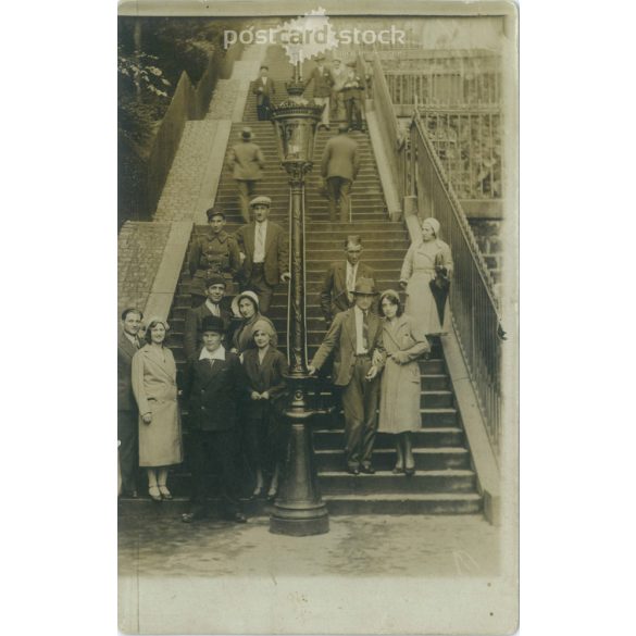 1931 – Paris. Casual street group photo. Photo sheet, postcard. (2791452)