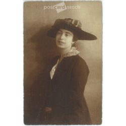   1921 – Portrait of picturesque young woman. Black and white photo sheet. Postcard. (2791533)