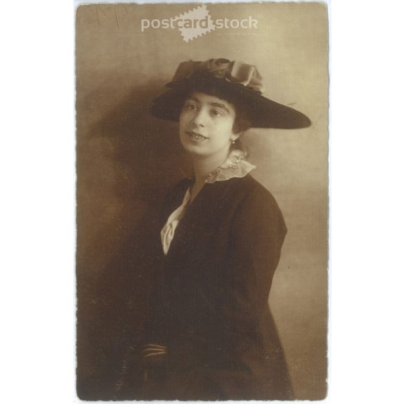 1921 – Portrait of picturesque young woman. Black and white photo sheet. Postcard. (2791533)