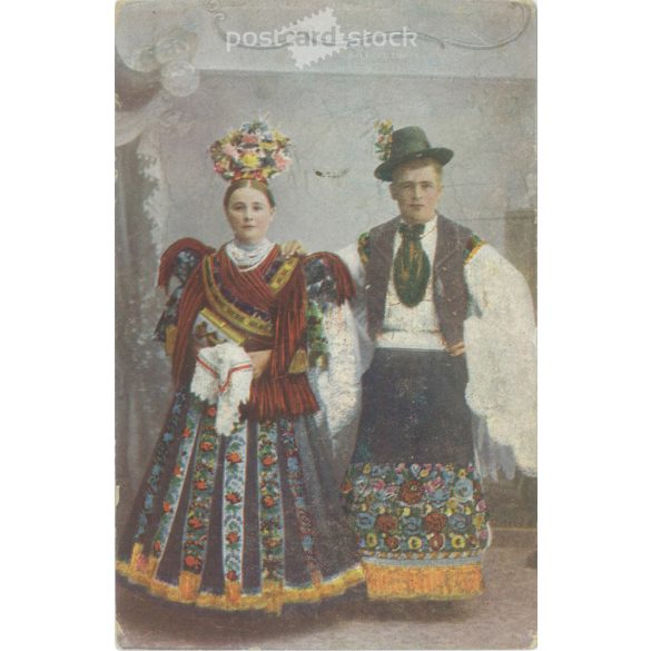 1919 – Folk costume of Mezőkövesd. Young Matyo couple. Colored photo sheet, postcard. (2791583)