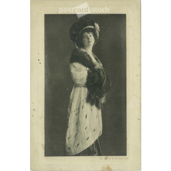 1911 – Lady in furcoat. Black and white photo sheet, postcard. (2791592)