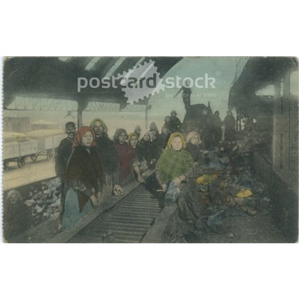 1912 – Coal sorters at the railway station. Colored photo sheet, postcard. (2791624)