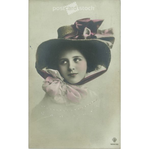 1912 – Pre-war hat fashion. Black and white photo sheet. (2791743)