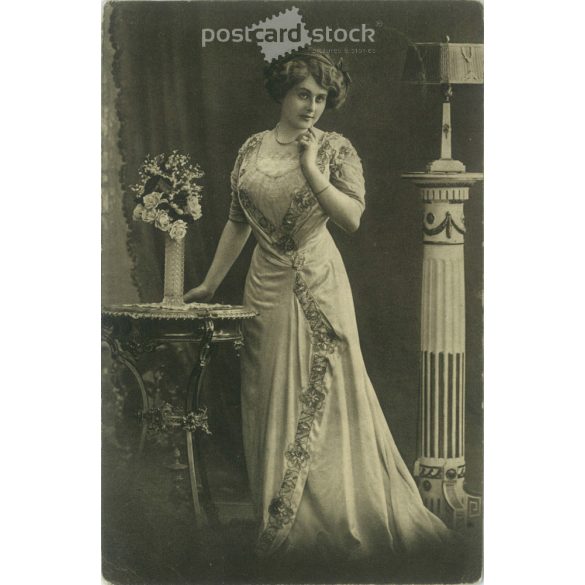 1918 – Romantic postcard. Black and white photo sheet. (2791745)