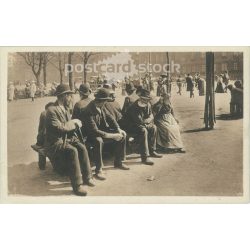   Berlin. Sunbathing in the garden of pleasure. Black and white photo sheet, postcard. (2791750)