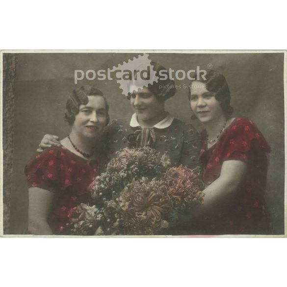 Sisters. Romantic postcard. Colored photo sheet. (2791767)