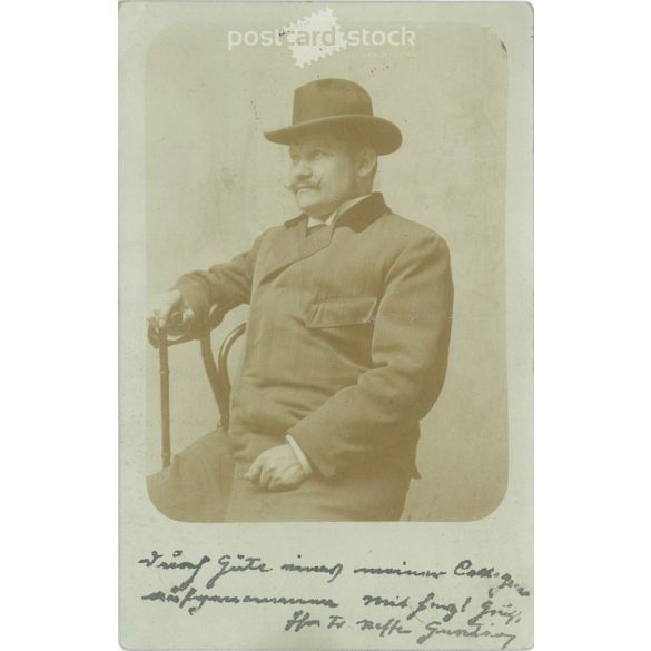 1902 – Studio photo of a more talented man in a hat with a walking stick. Postcard, photo sheet. (2791807)