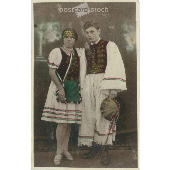 Young couple in traditional costume. Postcard, colored photo sheet. (2791823)