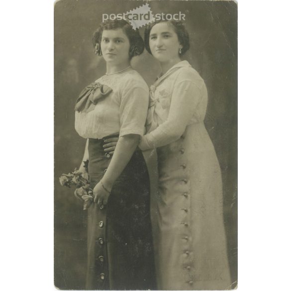 1915 – Sisters, studio shot. Postcard, photo sheet. (2791859)