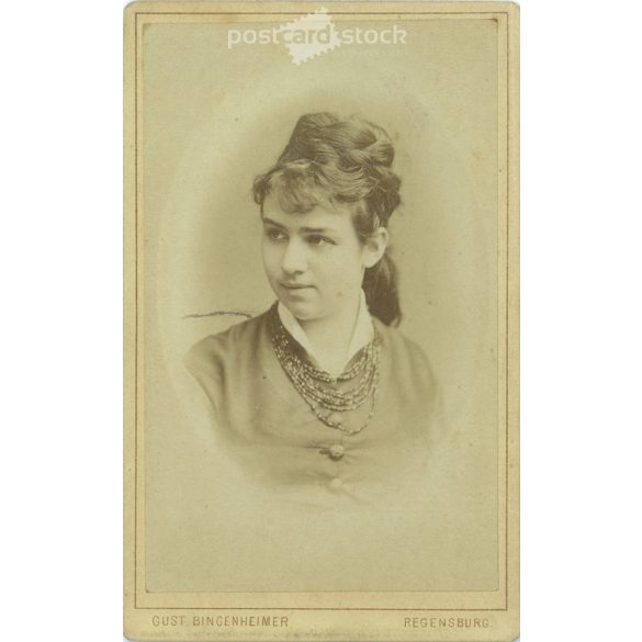 Portrait photo of young woman from Gust Bingenheimer’s photo studio. Regensburg. Cabinet photo / hardback photo / business card. (2791870)