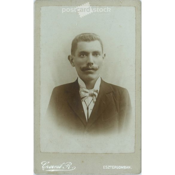 Portrait portrait of a young middle-class man in an elegant bow tie from the photo studio of Czernil R. Esztergom. Cabinet photo / hardback photo / business card. (2791872)