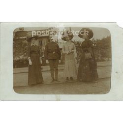   K.u.K. soldier in the company of ladies. Ladies in fashionable hats and clothes of the age. Postcard, photo sheet. (2791888)