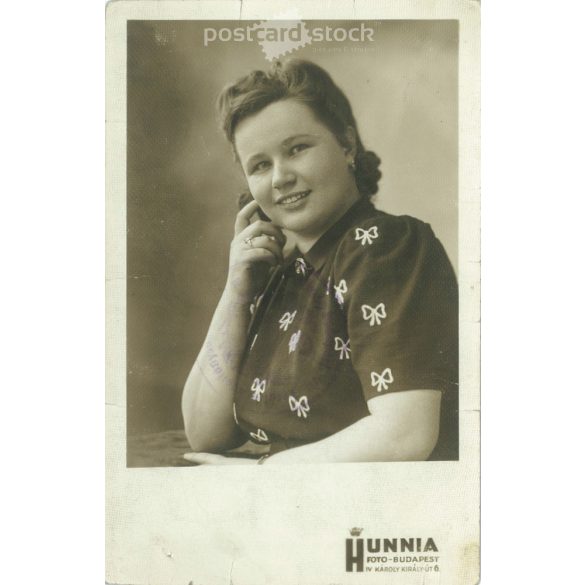 1960s – Hunnia photo studio work. Young lady in bow blouse. Original paper image. (2791901)