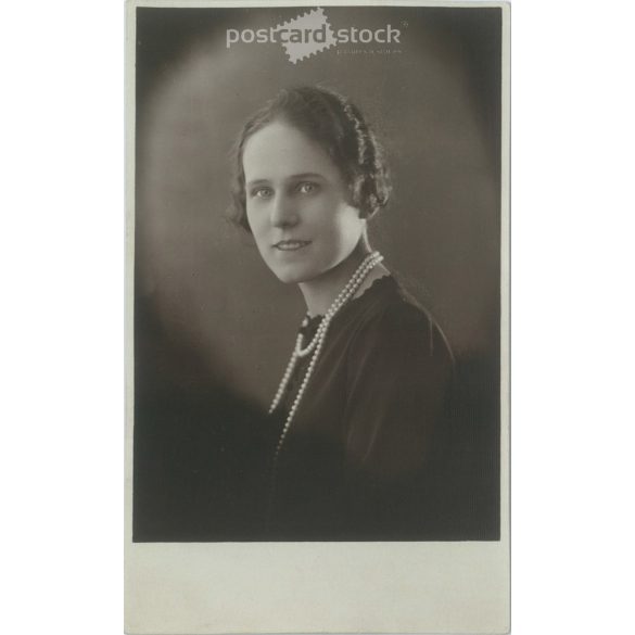 1926 – Work of HERZ art photography studio. Young lady with string of pearls and braided hairstyle. Original paper image. Postcard, photo sheet. (2791904)