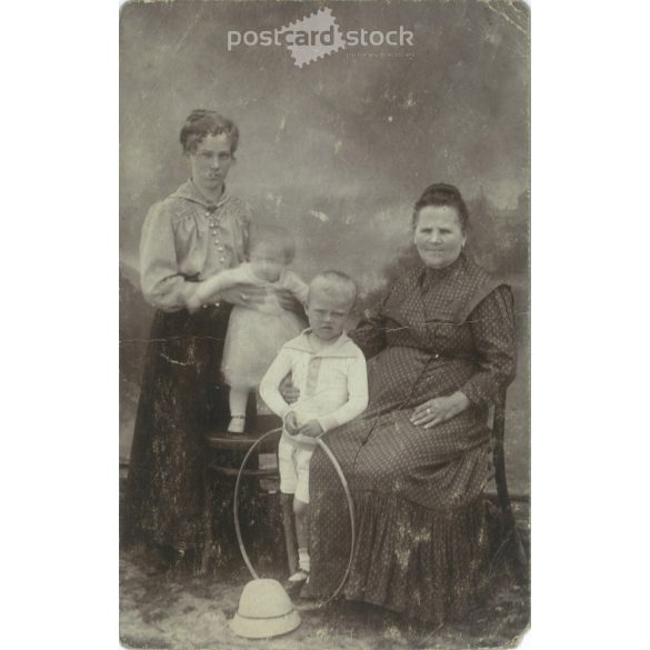 1919 – Mother with weasel and grandchildren. A year after the war. Original paper image. Postcard, photo sheet. (2791906)