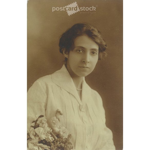 Photo of young woman. Studio shot, photo sheet. Photo studio of Sándor Czeglédy, Budapest, 1920s. (2791907)