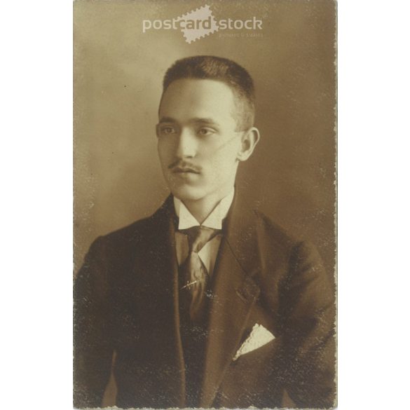 1916 – Young man in elegant attire. Studio shot. Original paper image. Postcard, photo sheet. (2791908)