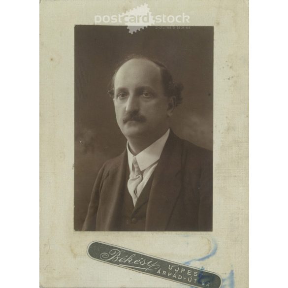 1920 – Portrait photo of a middle-aged man. Studio shot. Original paper image laminated on cardboard. (2791910)