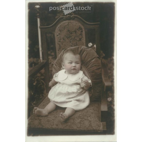 The young “heir to the throne,” the princess, has arrived. Pottok photo studio, Nagykáta. Original paper image. Postcard, photo sheet. (2791911)