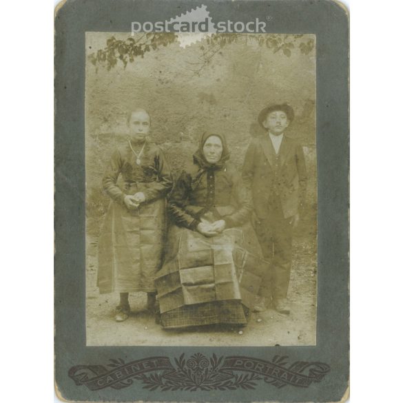 Grandmother and grandchildren, even before the war. Cabinet photo / hardback photo / business card. (2791916)