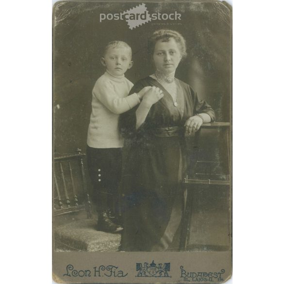 Leon H. Son photography studio, Budapest. Mother with son, full-length, studio photo. Cabinet photo / hardback photo / business card. (2791918)