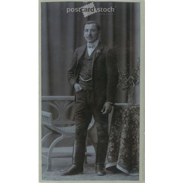 Talented, middle-aged man, full-length, studio photo. Cabinet photo / hardback photo / business card, CDV photo. (2791919)