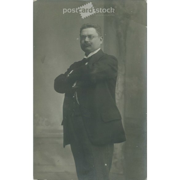 Photograph of a full-length, middle-aged man made in the photo studio of Gyula Ruzicska, in a characteristic, definite pose. Debrecen. Original paper image. Postcard, photo sheet. (2791922)