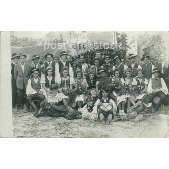 1948 – Photograph of Mihály Spielmann’s studio, group portrait of a young company. Original paper image. Postcard, photo sheet. (2791926)