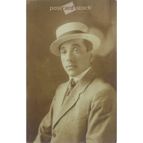 1921 – Photograph of a half-length young man in Géza Ryba’s photo studio, in an elegant hat and suit. Budapest. Original paper image. Postcard, photo sheet. (2791932)