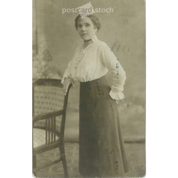 1917 – Photograph of an elegant lady. In fashionable, upscale attire. Original paper image. Postcard, photo sheet. (2791934)