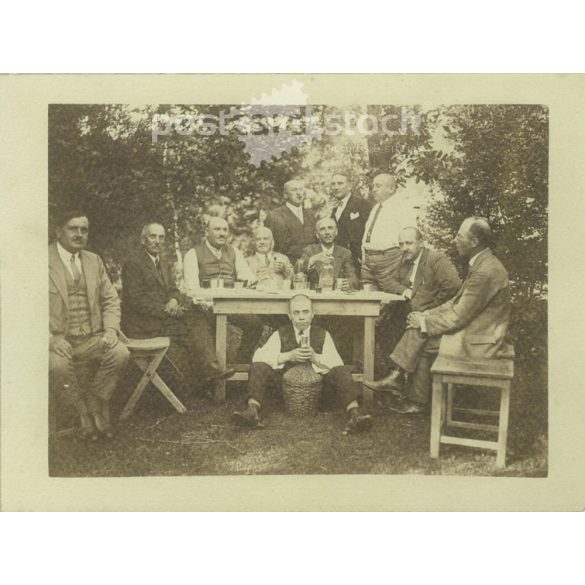 Illustrative company of men at a gathering of friends while drinking in the garden. Photo card, postcard detail. 1930s. (2791936)