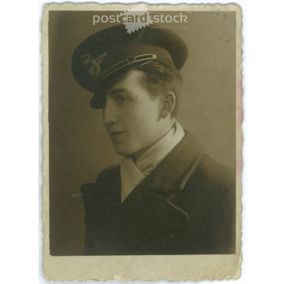 1937 – Portrait photograph of a young flight officer. Original paper image. (2791944)